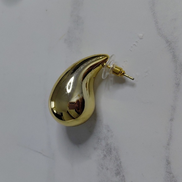 Elegant Gold Teardrop Earrings - Picture 3 of 5